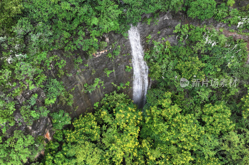 山东枣庄抱犊崮国家森林公园飞瀑流泉景色美