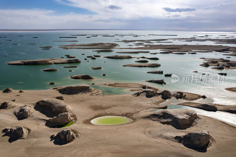 青海海西州乌素特水上雅丹奇异地貌高空航拍