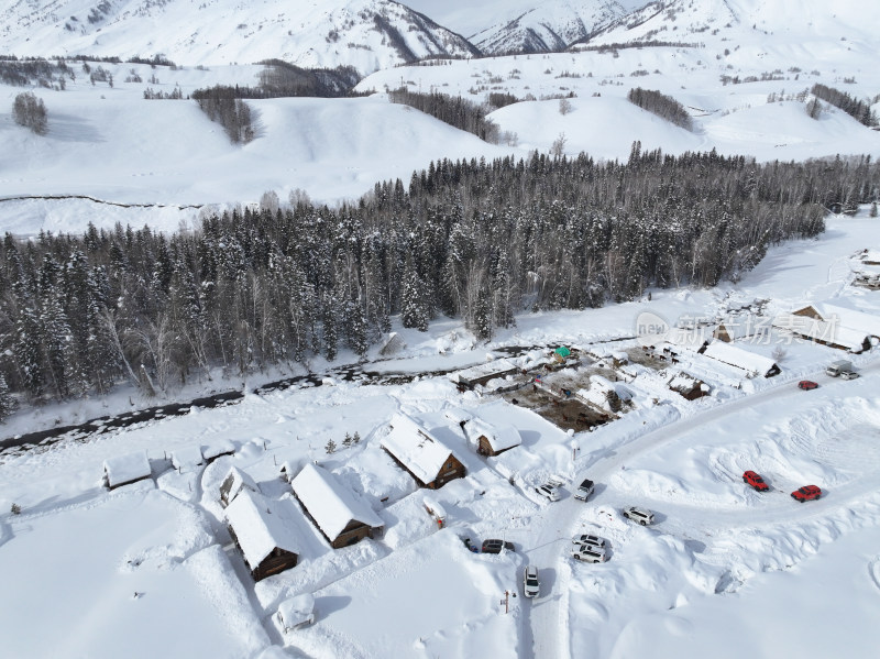 中国新疆阿勒泰禾木冬季雪景白雪覆盖的禾木