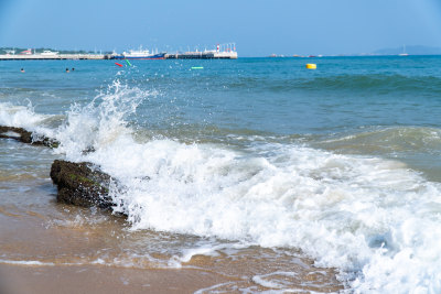 三亚海浪冲击着岩石