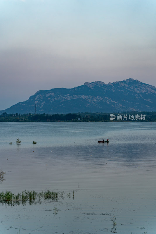 中国邹城孟子湖湖泊湿地渔船自然景观