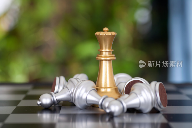 皇后棋子被对方一堆银色的兵棋子围困