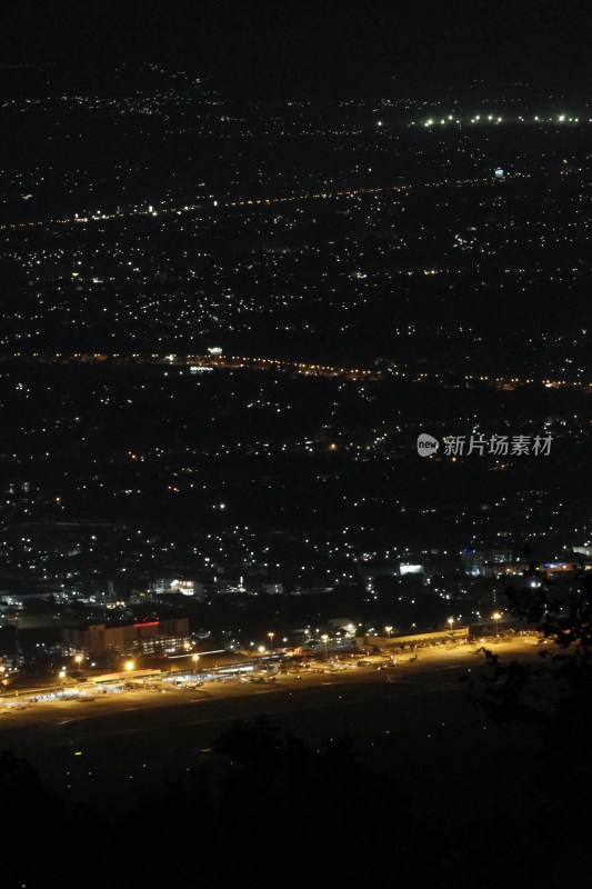 俯瞰清迈夜晚城市机场全景