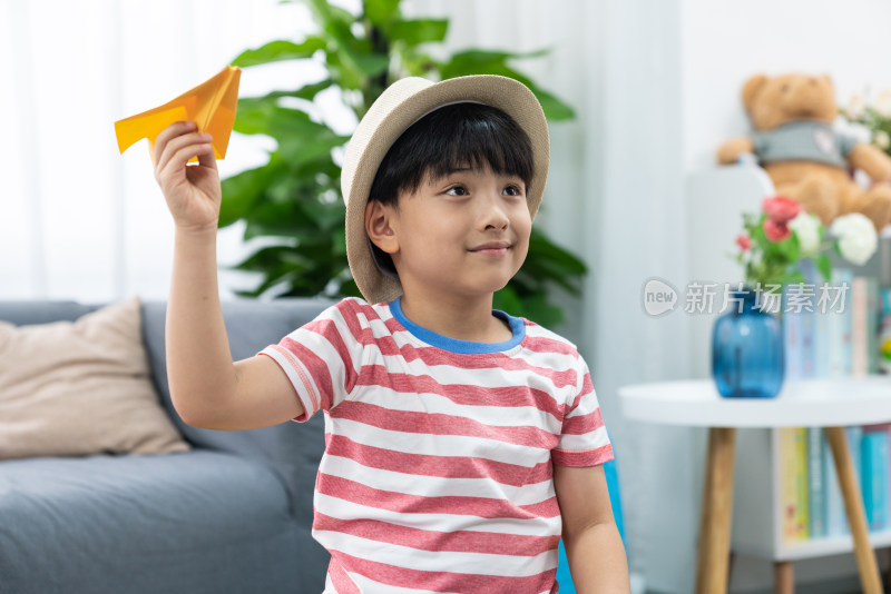 快乐的小男孩拿着纸飞机