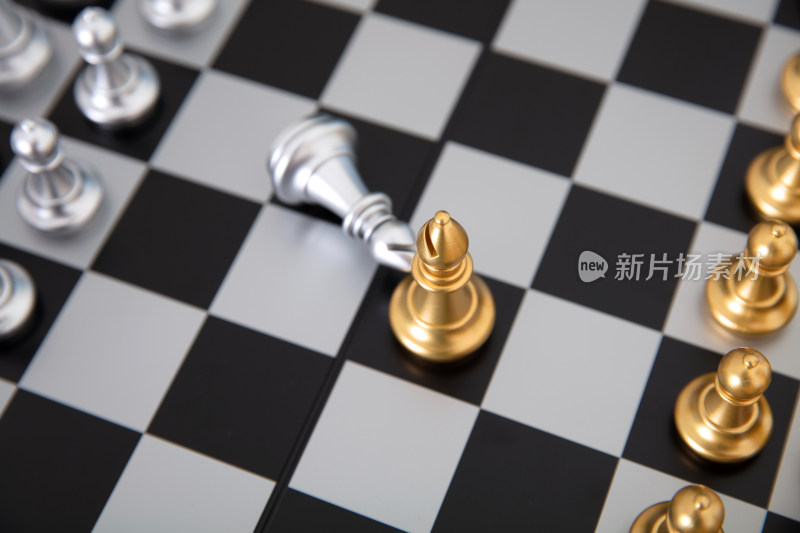 国际象棋棋盘上对决中的象棋子