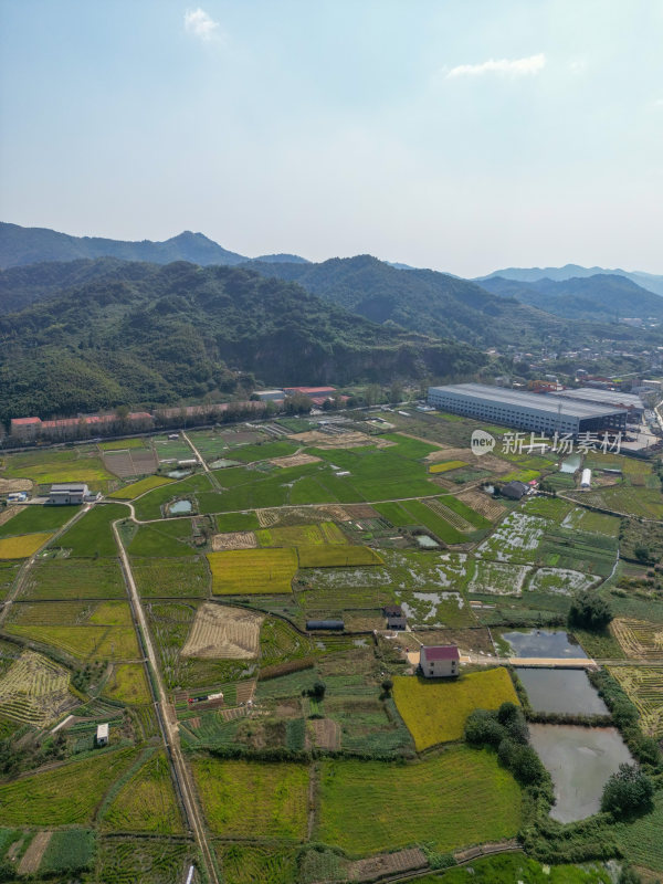 航拍蓝天白云下的青山河流村庄风光