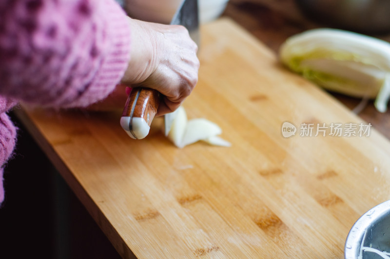 在木制切菜板上切土豆