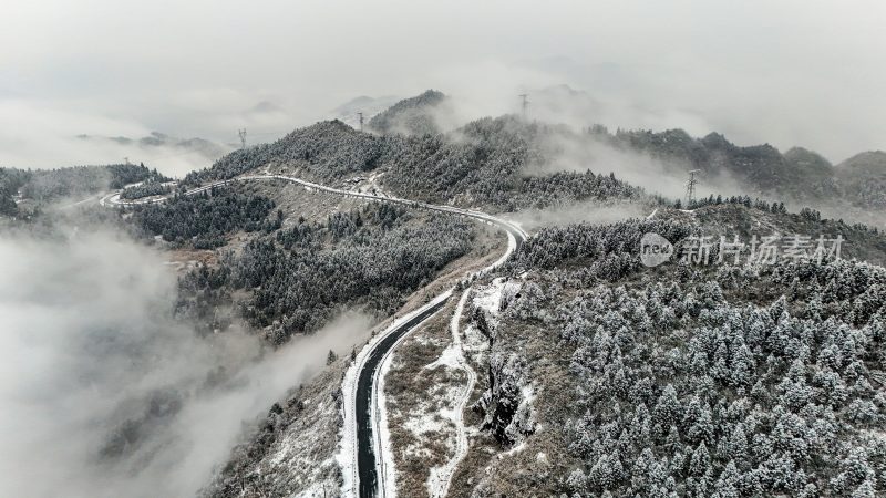 重庆酉阳：大雪纷飞赏雪忙