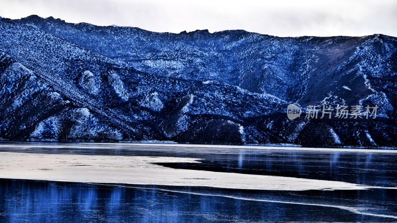 雪山脚下静谧的湖泊风景