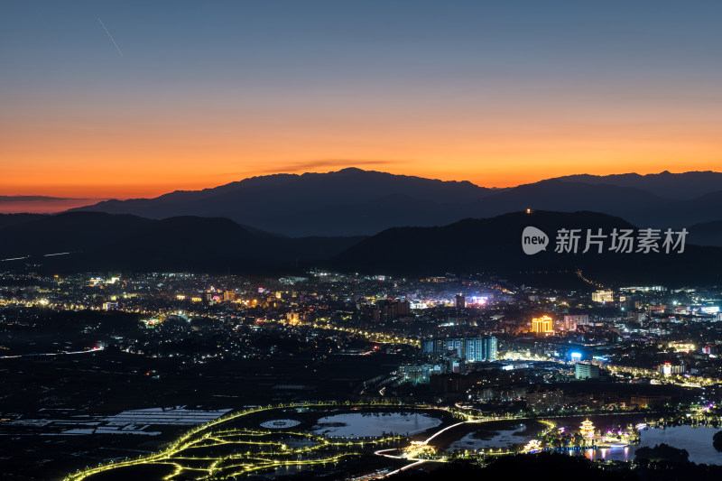 夜幕下的腾冲城市夜景星轨璀璨