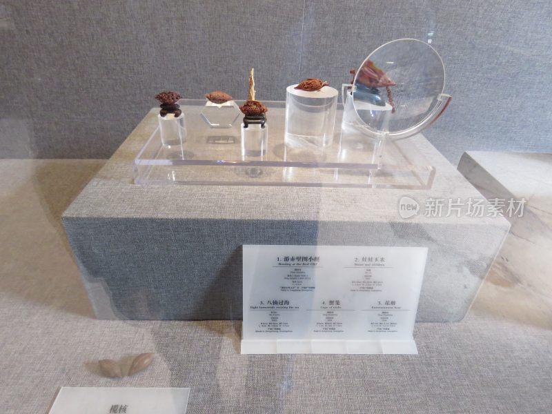 透明展示台的工艺品陈列