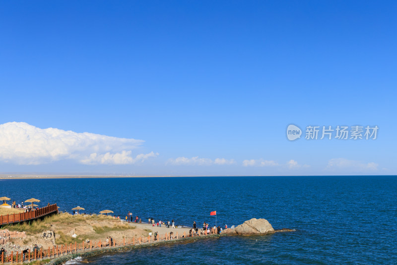 青海湖断崖景区高原圣湖蓝天白云