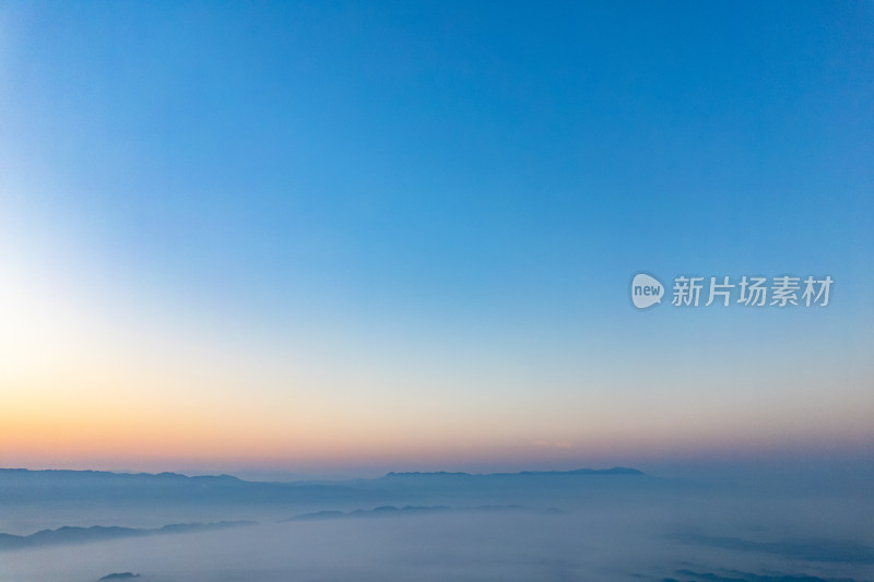 山川丘陵清晨日出迷雾航拍图