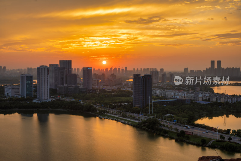 夕阳下的武汉金银湖联通路写字楼