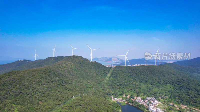 海上岛屿风车新能源发电航拍图