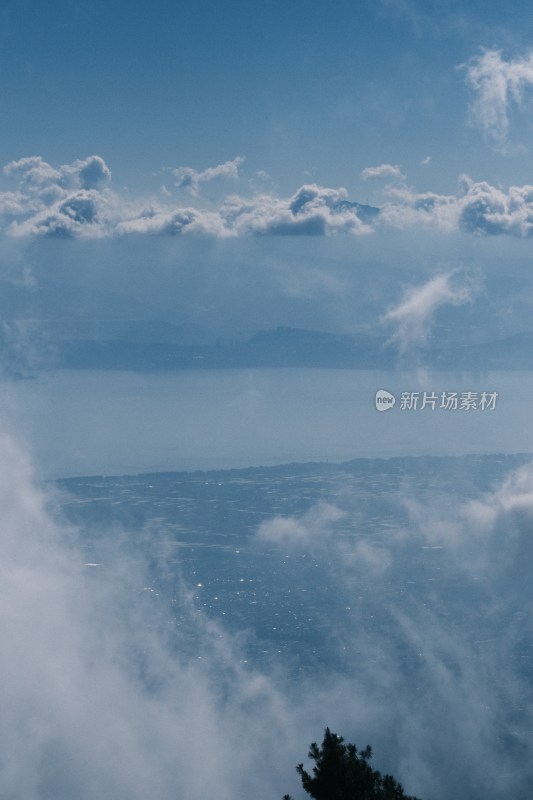 高空云海下的大地景观