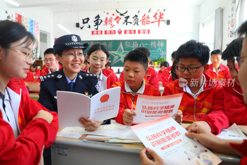 警察向学生科普国家安全教育知识