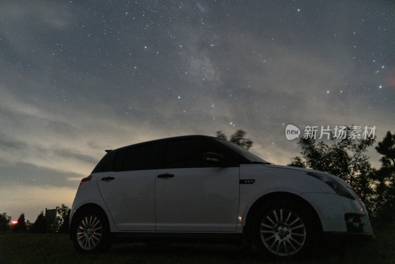 夜晚星空下的白色轿车