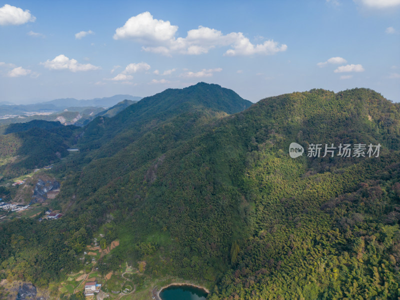 航拍蓝天白云下的青山河流村庄风光