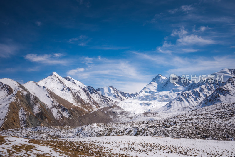 壮丽雪山天空自然风景