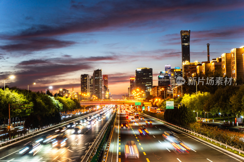 夜晚北京CBD核心区车流灯光