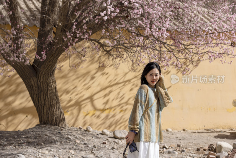 年轻女子在新疆杏花村旅行