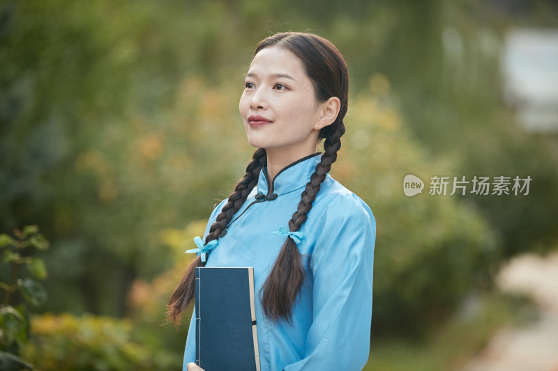 在古城身穿民国学生服饰的女大学生