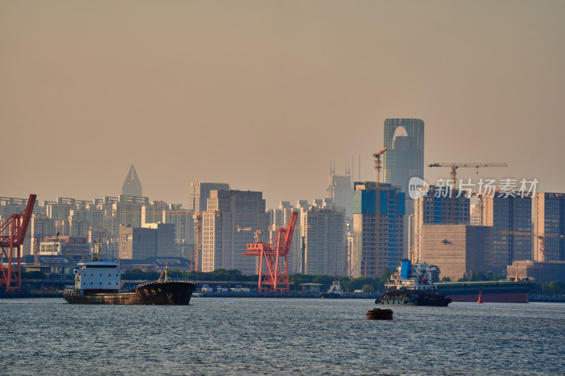 夕阳下的浦江两岸