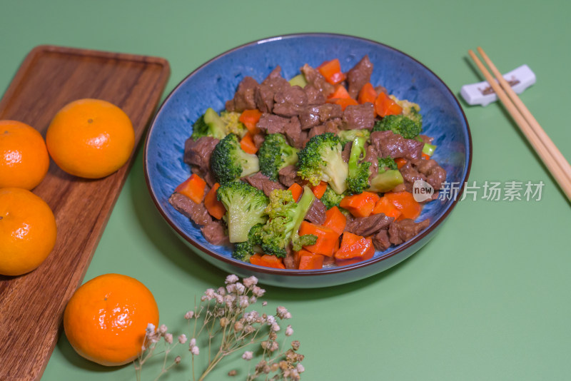 美食烹饪西兰花胡萝卜牛肉粒黑椒牛肉