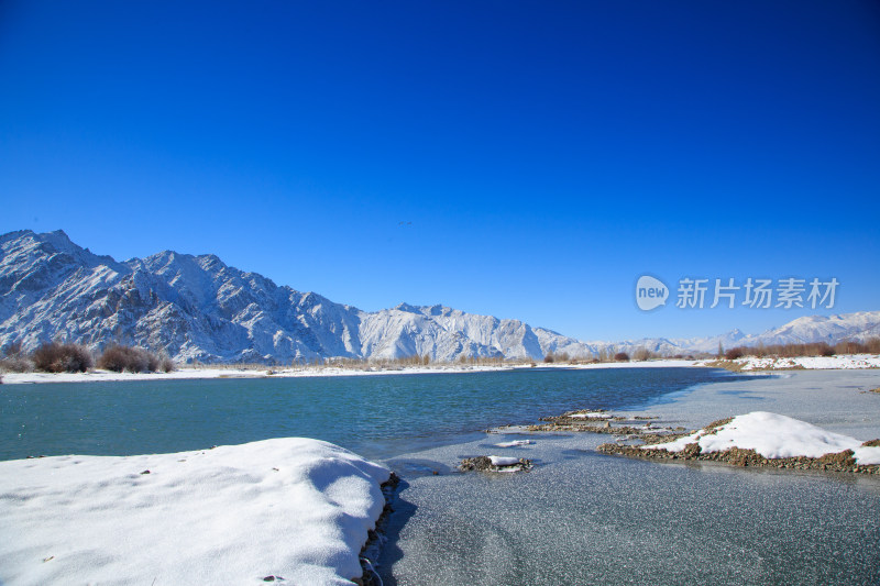 中国西藏冬季拉萨河雪景