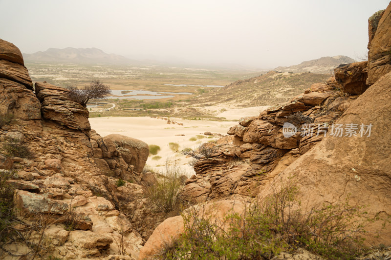 沙漠中的山川悬崖