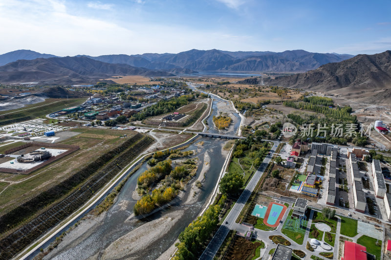 新疆阿勒可可托海秋色山谷河道秋景航拍