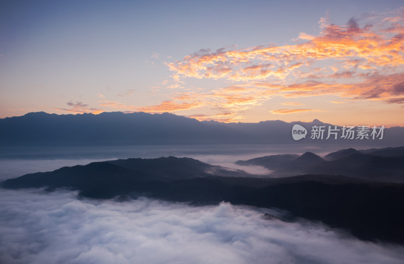 云海之上的壮丽山峦日出景观