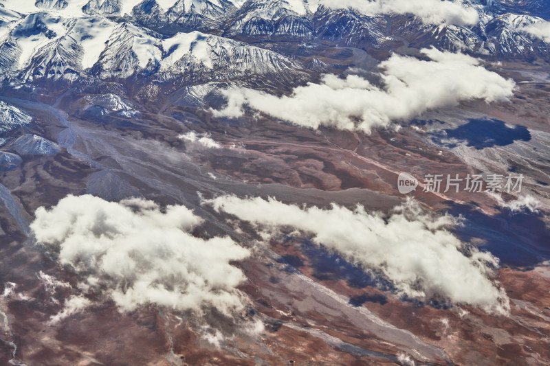 航拍巍峨的雪山