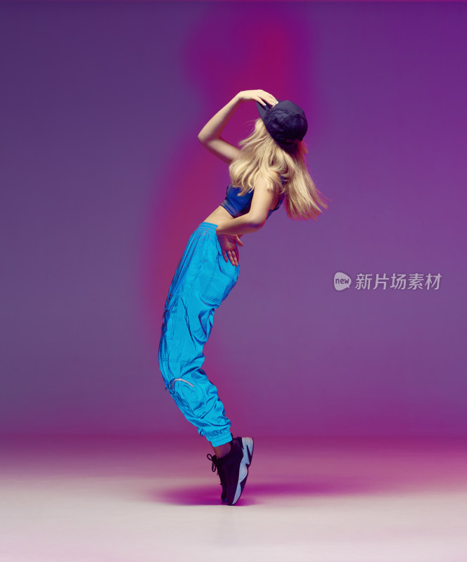 金发女子舞蹈动作造型