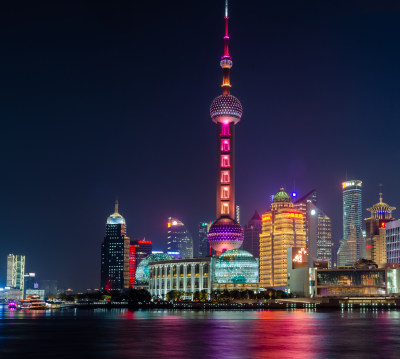 站在外滩，拍摄的东方明珠夜景