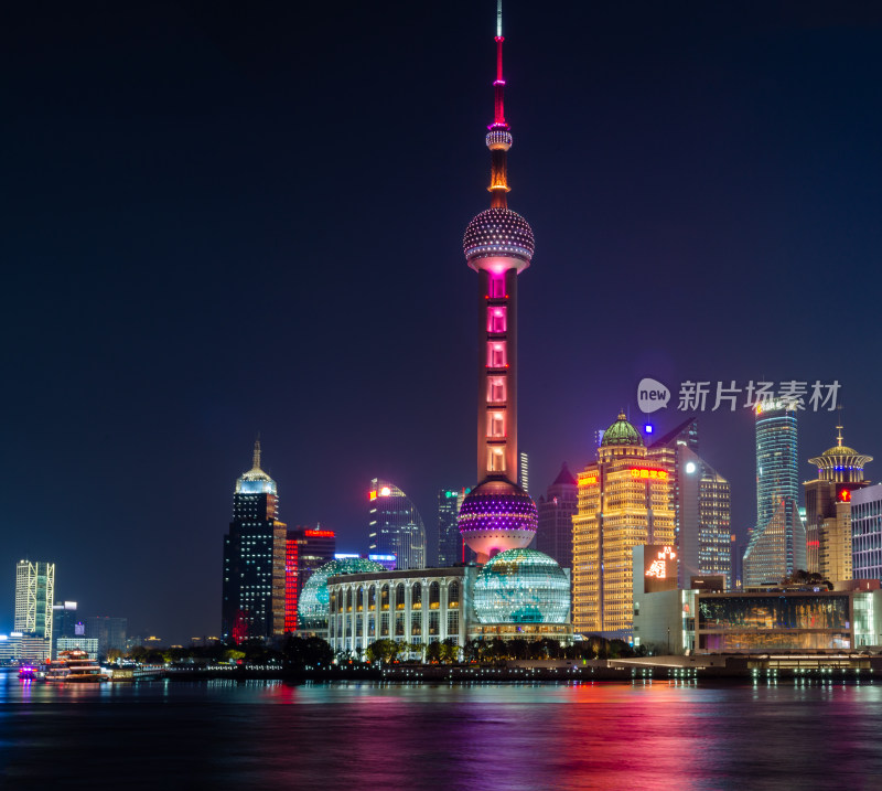 站在外滩，拍摄的东方明珠夜景