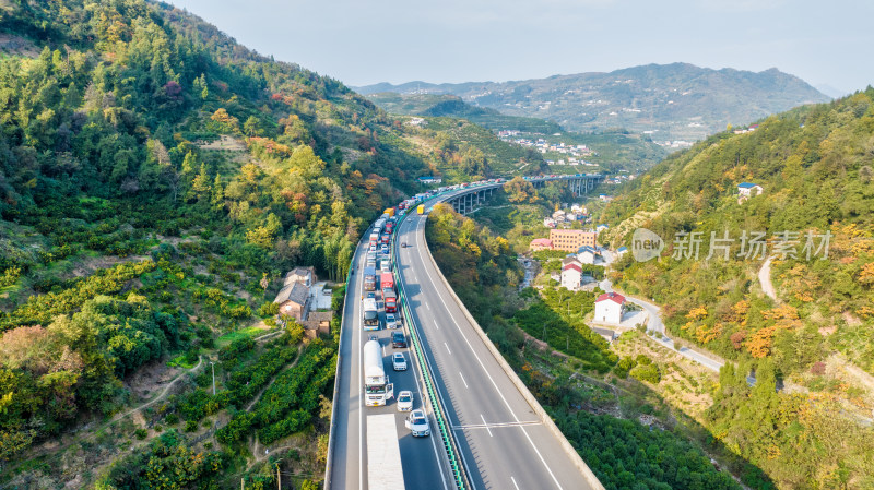 山区高速公路临时单向交通管制停车