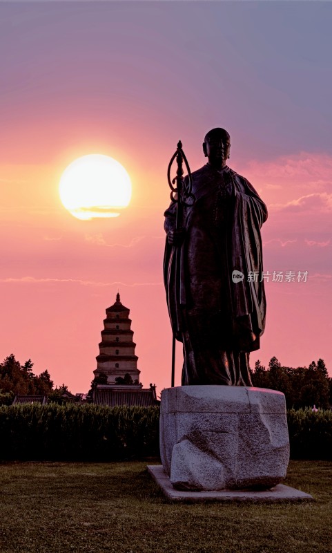 西安大雁塔玄奘塑像夕阳下僧人的剪影画面