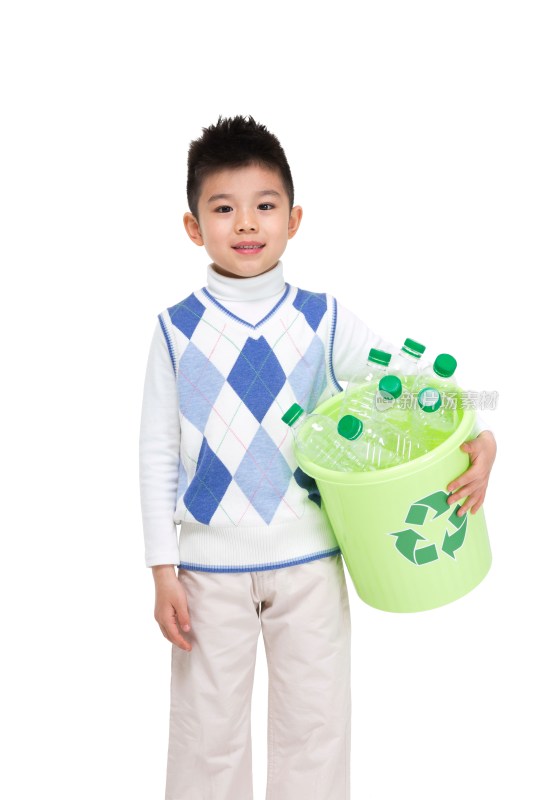 回收空塑料瓶子的环保儿童