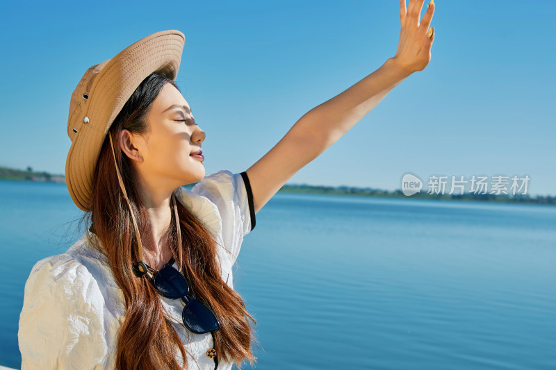 在湖畔木制帆船上的亚洲美女