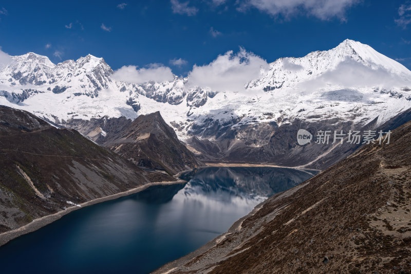 西藏山南洛扎秘境库拉岗日雪山湖泊壮丽景色