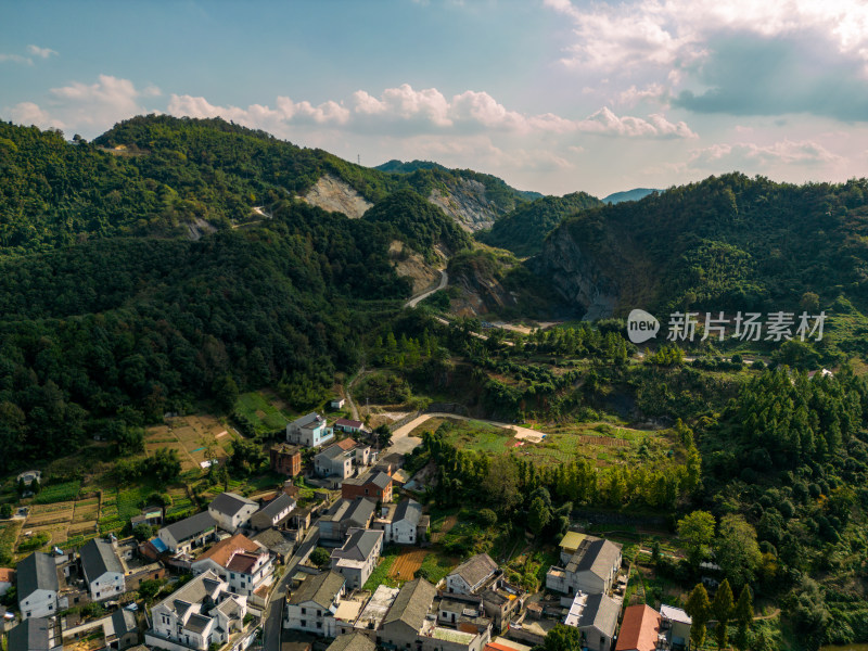 航拍蓝天白云下的青山河流村庄风光