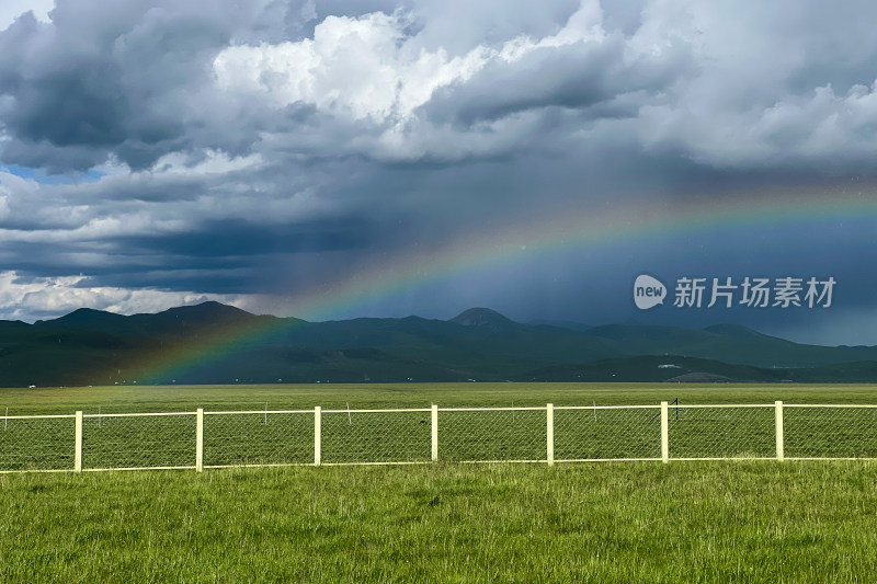 若尔盖草原雷阵雨过后出现的彩虹