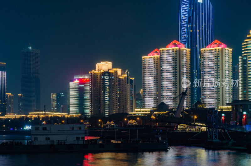 青岛市五四广场海边夜景