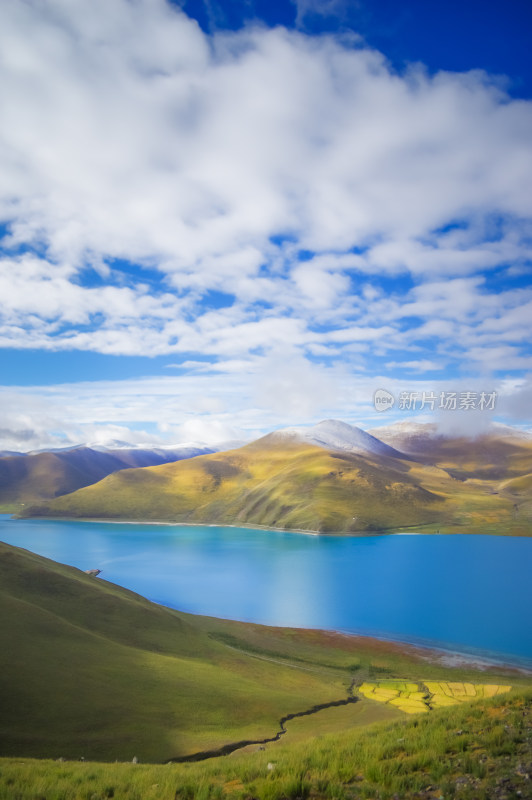 西藏羊湖山水自然风景