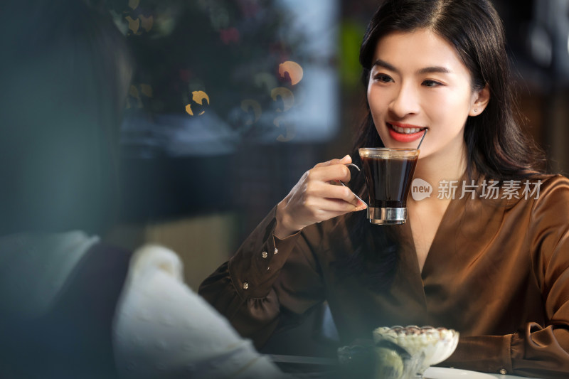 年轻闺蜜在咖啡馆喝咖啡