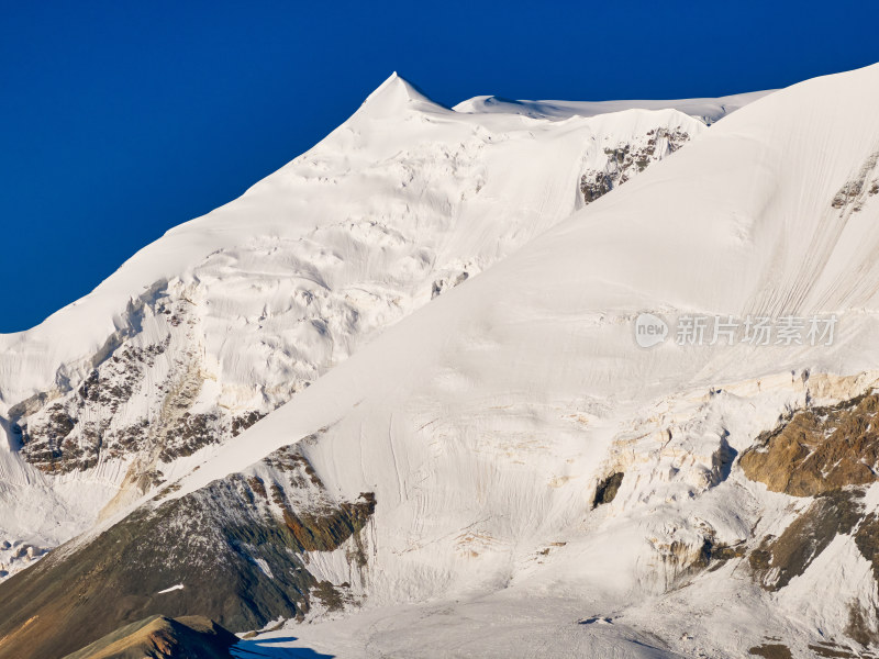 航拍阿尼玛卿雪山