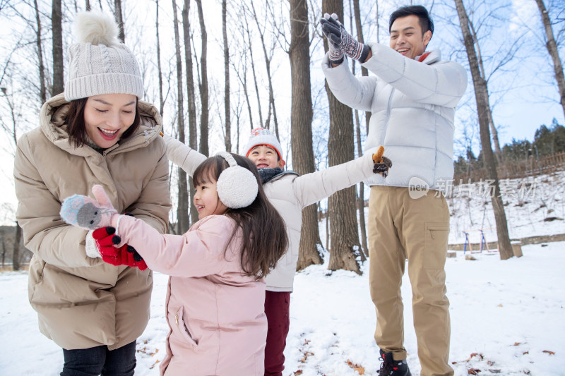 雪地里打雪仗的一家人