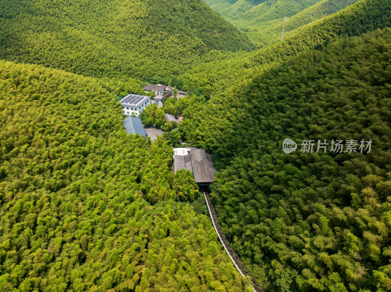 夏季航拍常州溧阳天目山南山竹海景区小火车